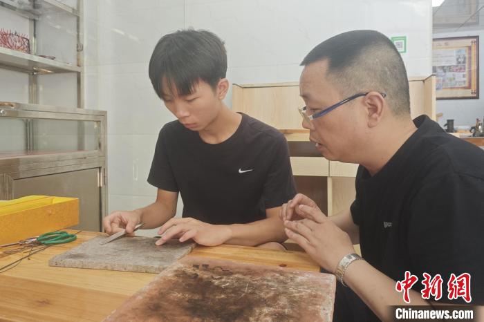 河内1.5分彩：传承与创新：闽南祖传柳丝工艺匠人的坚守